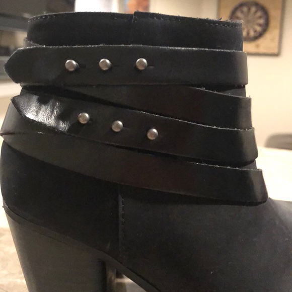 Black leather booties with heel - Picture 2 of 3